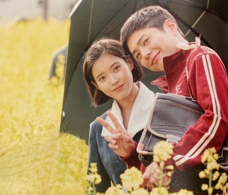 El detrás de escena de IU y Park Bo-gum para el próximo K-drama evoca nostalgia
