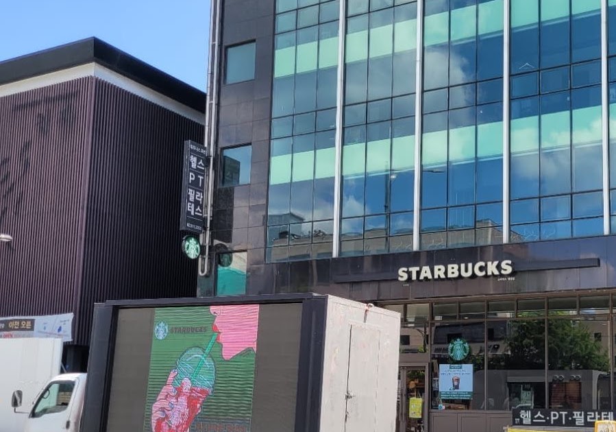 Hoy, los fanáticos indonesios de NCT enviaron un camión de boicot a Starbucks