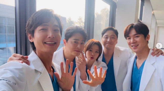 ¿Se acerca la temporada 3? “Hospital Playlist” Jung Kyung-ho y Kim Dae-myung subieron fotos del 99z y el Hospital Yulje