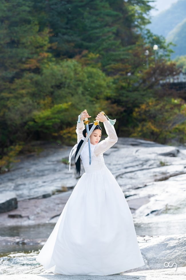 “My Demon” Kim Yoo-jung, hermosa figura de hanbok que recuerda a una pintura oriental
