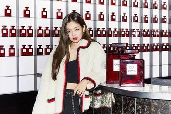 Especialmente, como representante de la marca Chanel en Corea, Jennie de BLACK PINK es una de las caras más populares para los medios. Su aparición en muchos grandes eventos de moda siempre está en el centro de atención.