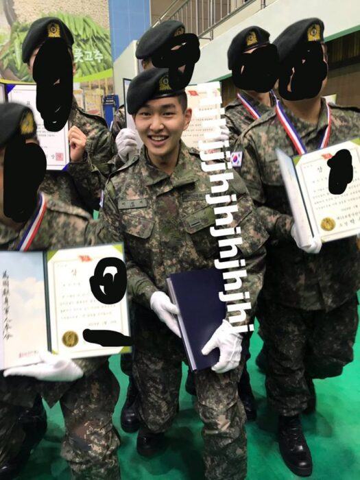 Recientemente se han publicado fotos de Onew de SHINee en su ceremonia de graduación en el centro de entrenamiento del ejército.