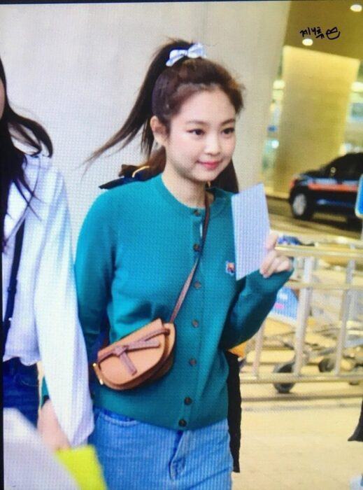 Sin embargo, en muchas otras fotos, Jennie se mostraba brillante y muy amigable con sus fans.