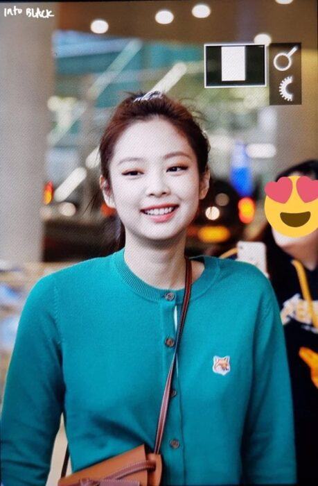 Sin embargo, en muchas otras fotos, Jennie se mostraba brillante y muy amigable con sus fans.