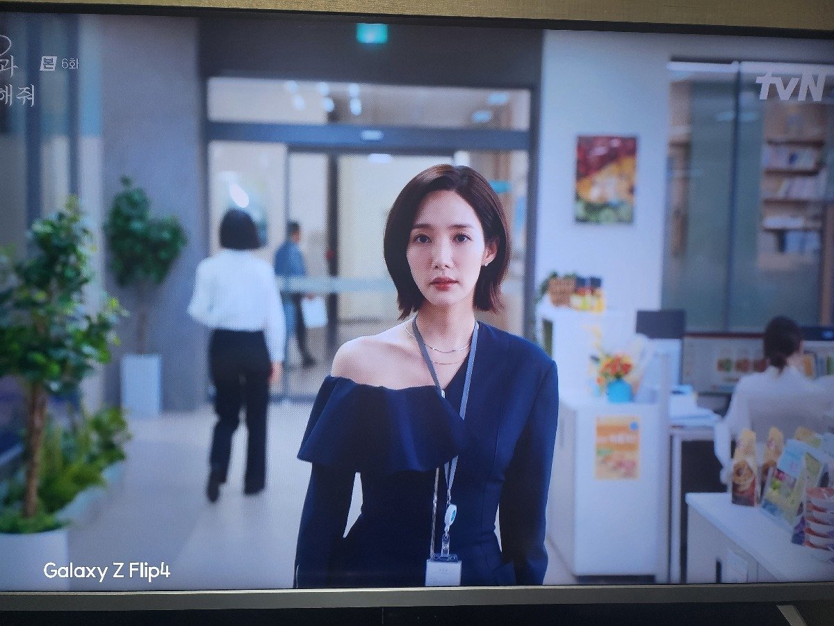 El traje de oficina de Park Min Young en “Marry My Husband” se considera inapropiado