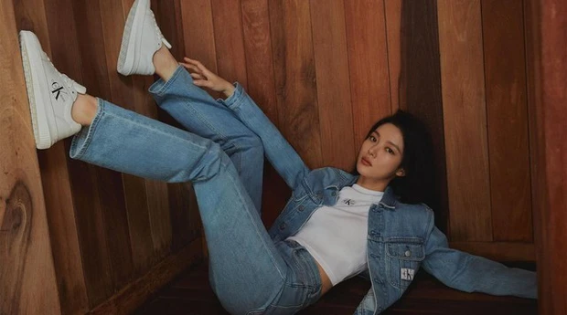 Kim Yoo-jung sorprende con atuendos seductores en la nueva sesión de fotos de Calvin Klein