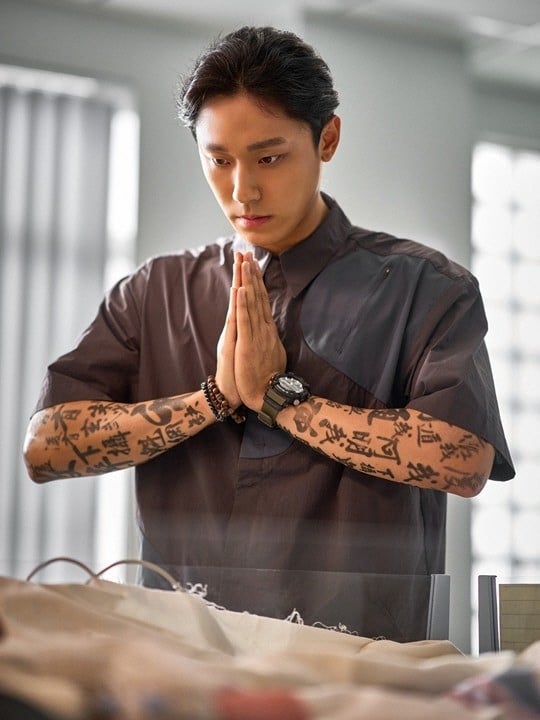 Lee Do-hyun se transforma en un chamán con tatuajes por todo el cuerpo en su debut en la pantalla “Exhuma”