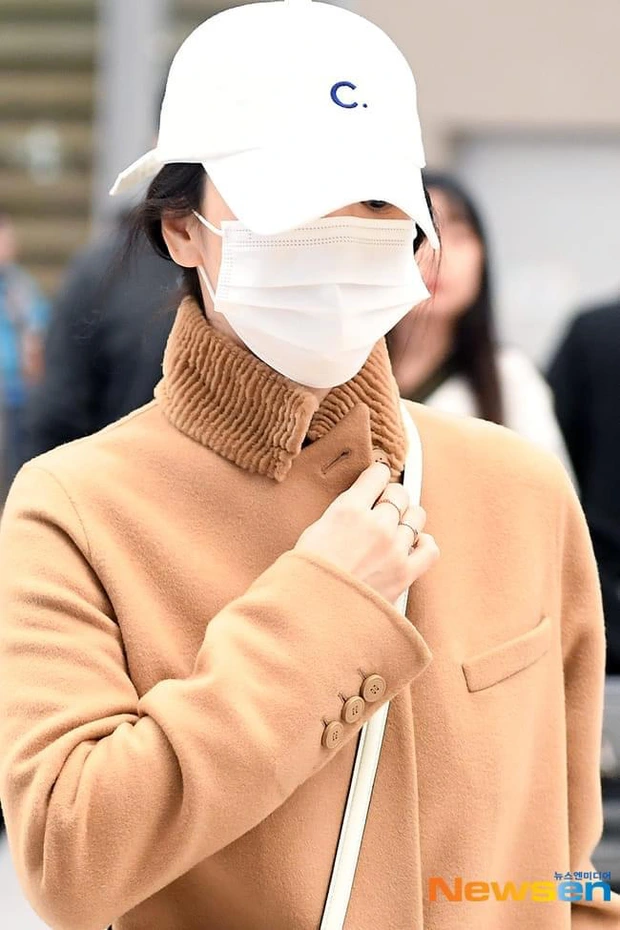 Los internautas ven a Song Hye Kyo usando un artículo sospechoso a su regreso a Corea