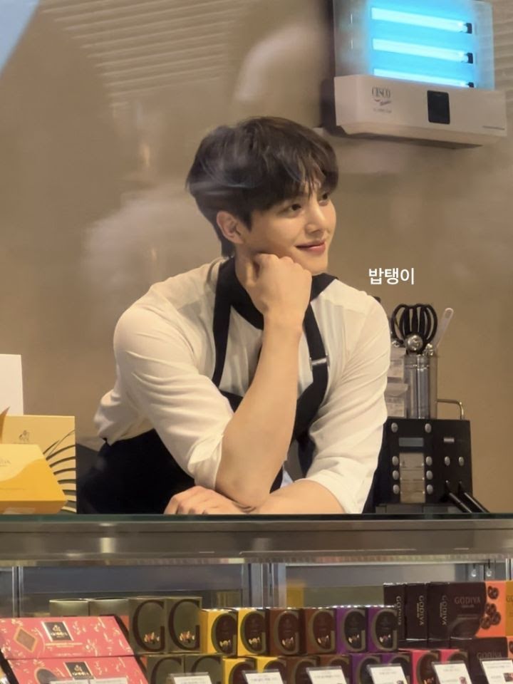 Song Kang sorprende a los fans al “trabajar” repentinamente en un café