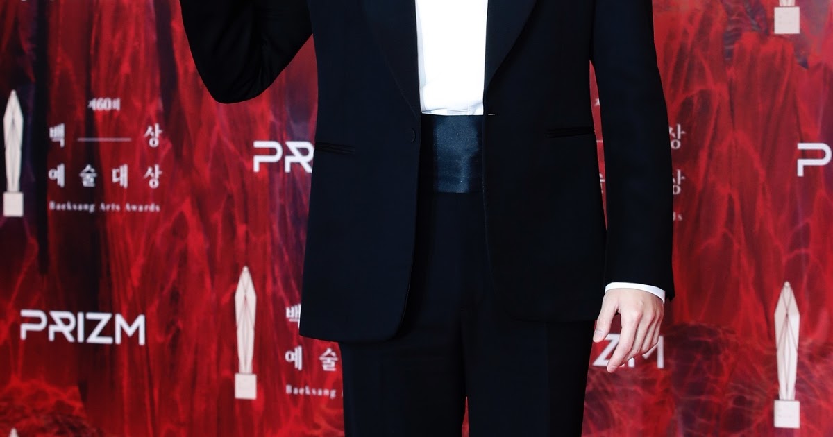 Kim Soohyun en la alfombra roja de los premios Baeksang