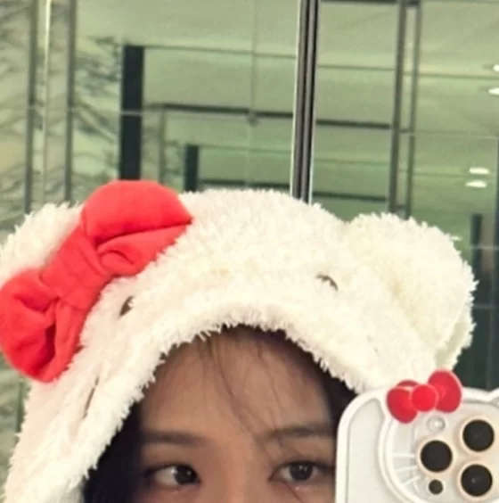 jisoo-hello-kitty