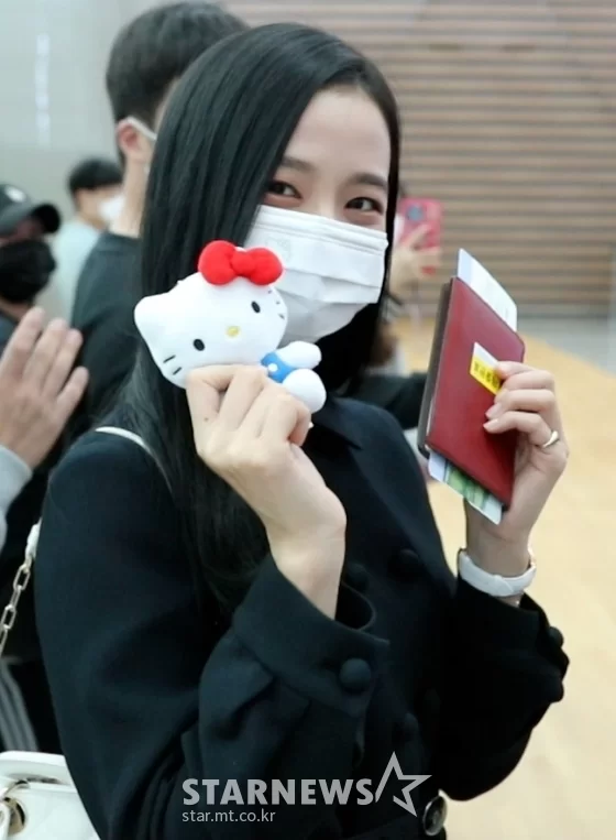 jisoo-hello-kitty