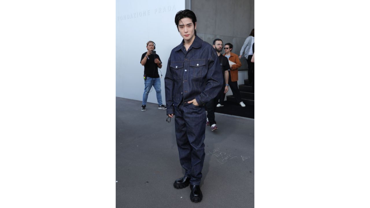 Jaehyun de NCT en el desfile de moda Prada Menswear en Milán