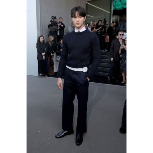 Byeon Woo Seok comparte emocionantes fotos de BTS de la semana de la moda de Prada con Louis Partridge y más