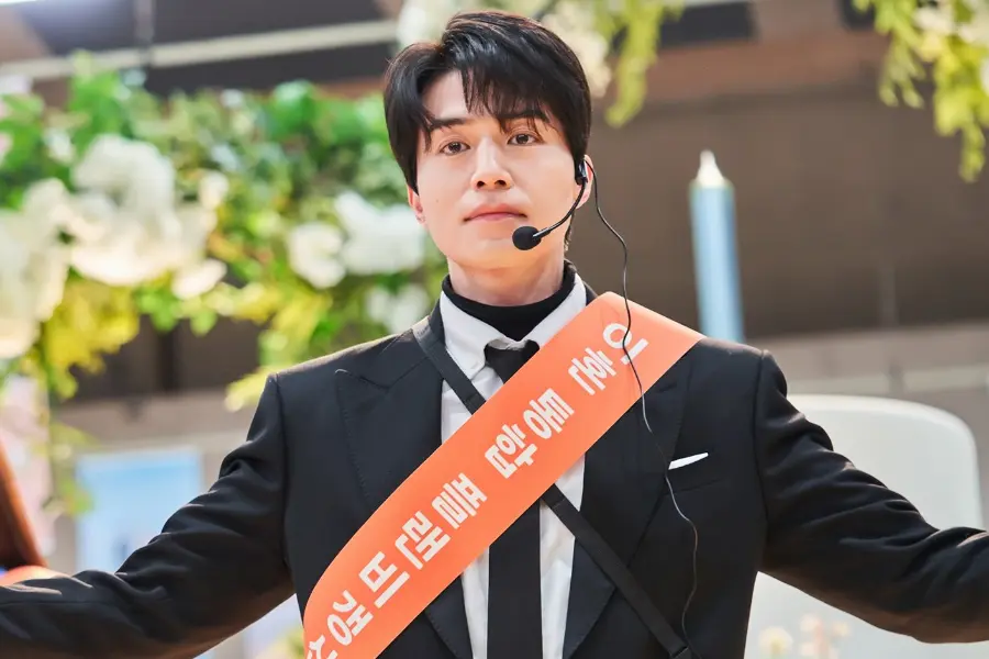 Lee Dong Wook se transforma en un actuario de seguros que ha pasado por tres divorcios en 'The Divorce Insurance'